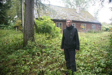 Kay Nicolaus eile Tsooru ligidal Roosiku külas tema esivanematele kuulunud maja juures. Foto: INNO TÄHISMAA