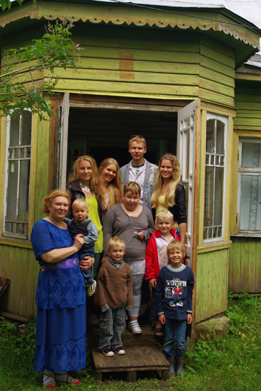 Kauksi Ülle kahe järgneva põlvkonna kõrval. Tagareas Maali, Salme, Niilo ja Päivi. Keskmises Miko (vanaema süles), Leelo ja Truvar. Ees Mattias ja Joonatan. Foto: EVAR RIITSAAR