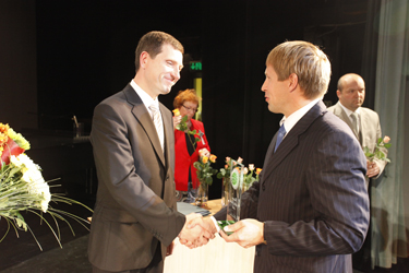 Neeme Lumi 31. augustil Kandles maavanem Andres Kõivult „Võrumaa aasta õpetaja 2012” tiitlit vastu võtmas. Foto: ANDREI JAVNAŠAN