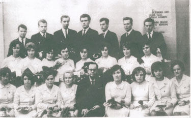1965. aasta lõpetanud A-kursus. Esimene rida vasakult: Aino, Viive, Aime, Maret, E. Kuppar (Endu), Ene, Silvi, Herta, Eili. Teine rida vasakult: Krista, Aino, Evi, Valve, Elvi, Sirje, Aili, Roosi. Kolmas rida vasakult: Osvald, Maidu, Vello, Toivo, Aarne, Tõnis, Robert. Puudub Ants.   Foto: ERAKOGU