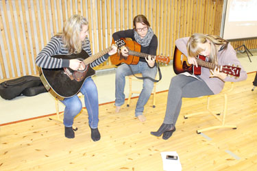 Kitarriring pakkus juba koha peal soovijatele algõpet. Foto: BIRGIT PETTAI
