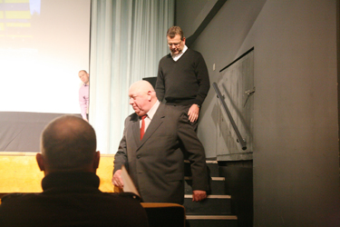 Elutöö auhinna saanud legendaarne krossihuviline Vello Saarman (esiplaanil), tema taga tuleb lavalt alla Mati Heinsar. Foto: Võrumaa Teataja