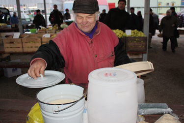 Kaljo Tamm oli turul ainus, kes jahu ja tangu müüs.   Foto: JOOSEP AADER
