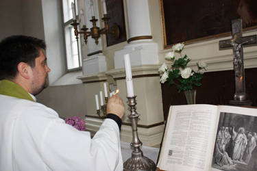 Homme süütab Mait Mölder Rõuge kirikus esimese advendiküünla.     Foto: JOOSEP AADER