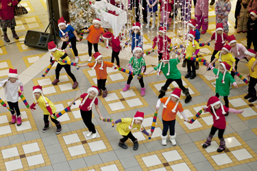 Kagukeskuse perepäeval esinesid pisikesed värvilised tantsulapsed.   Foto: KALJU KUUSIK
