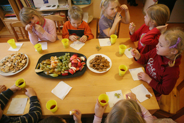 Lasva lasteaia lapsed eile värskelt remonditud rahvamaja rühmas pidulaua taga. Foto: INNO TÄHISMAA