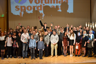 Üleeile toimunud Võrumaa spordiaasta pidulikul lõpetamisel tehtud auhinnasaajate ühispilt.   Foto: AIVO RAIDMA