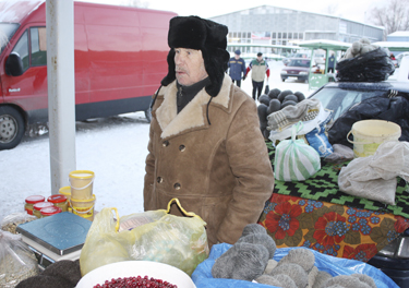 Ilmar oma kaubaga turul trotsis nagu teisedki külma ja vinget tuult. Foto: Joosep Aader