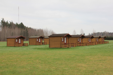 Kirsi talu territooriumil on ka kümme neljakohalist kämpingut, kus on kokku 40 kohta. Foto: BIRGIT PETTAI