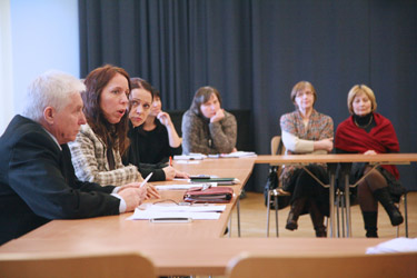 Hetk kohtumiselt Võrumaa haridustöötajatega, mida vedasid Keskerakonna liikmed (vasakult) Toomas Paur, Mailis Reps ja Anneli Ott.	  Foto: Võrumaa Teataja