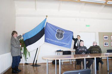 Üldkoosolekul näidati kokkutulnuile uut lippu. Lipualuse valmistas Vastseliina OÜ Talvar TR.   Foto: MAARJA KAIV