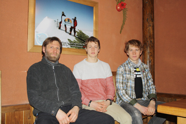 Aasta isa Aigar, pojad Han Hendrik ja Kail Piho mõned nädalad tagasi Ränduri pubis.  Foto: MAARJA KAIV