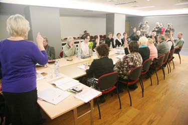 Põlva linnavolikogu liikmed eile pärastlõunal Põlva kultuuri- ja huvikeskuse salongis toimunud koosolekul linna ning valla ühinemist otsustamas.  Foto: INNO TÄHISMAA