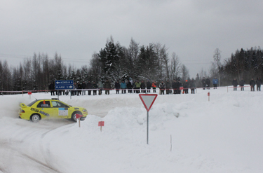 Siim Plangi ja Marek Sarapuu pidid võistlusauto Mitsubishi Lancer Evo rehvi purunemise tõttu ralli katkestama.	   Foto: BIRGIT PETTAI