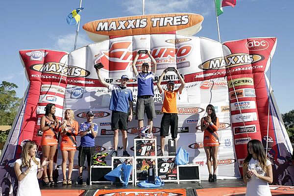 Sõmerpalust pärit motosõitja Aigar Leok pühapäeval Argentiinas poodiumi kõrgeimal astmel, temast vasakul teiseks tulnud rootslane Joakim Ljunggren ja paremal kolmandaks tulnud itaallane Manuel Monni.     Foto:  TM Racing/Facebook