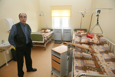 Mõniste hooldekodu ruumidega teeb tutvust Sõmerpalu hooldekodu juhataja Lenhard Ermel.      Foto: INNO TÄHISMAA