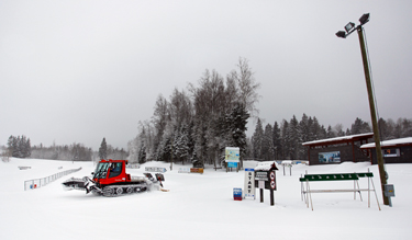 Rajamasinad suusaradu ette valmistamas – Haanja suusakeskus on talimängudeks valmis.   Foto: ANDREI JAVNAŠAN