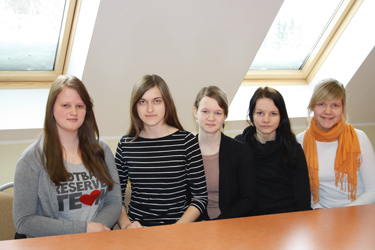 Antsla gümnaasiumi 11.b klassi tragid tüdrukud.	Foto: MAARJA KAIV 