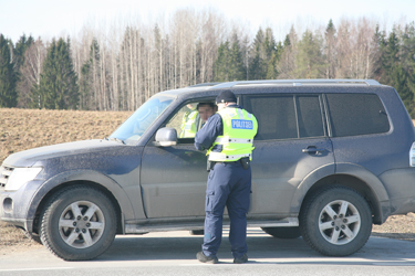 Kiiruse ületamise tõttu kinni peetud Mitsubishi džiip.      Foto: INNO TÄHISMAA
