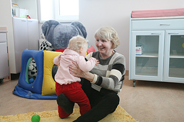 Tartu Elite kliinikus lastele arendusravi ja massaaži tegev füsioterapeut Anne Lepasepp ühe väikese jõnglasega võimlemas.      Foto: Võrumaa Teataja