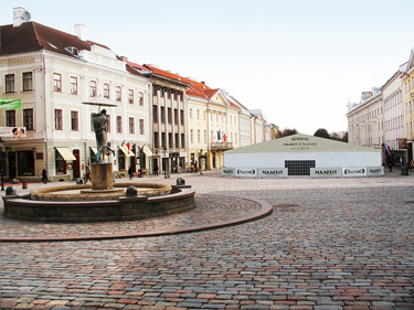Selline hakkab välja nägema „Maafesti” telk Tartus Raekoja platsil.     Foto: Tartu Näitused