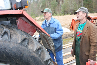 „Ühistu traktoritele jätkub tööd aasta ringi,” ütleb Tiksi Masina OÜ esimees Jüri Drenkhan (paremal). Foto: JOOSEP AADER