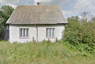 Elumaja Võrus Võlsi tee ääres, mille ümber polnud juba 2011. aastal Google’i ülesvõtte alusel mingeid inimtegevuse jälgi. Repro: Google Street View