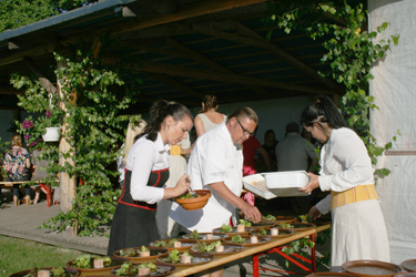Külalistele valmistas õhtusöögi „Köögikupja” telesaatest tuntud külaliskokk Juha Rantanen. Foto: MAARJA ROON