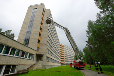Bronto Skylift F42HDT- 2000, mida päästjad kutsuvad Robertiks, tuli Lõuna-Eesti haigla juurde Tartust. Hättasattunu kättesaamine seitsmendalt korruselt ei olnud Robertile probleemiks. Foto: ANDREI JAVNAŠAN