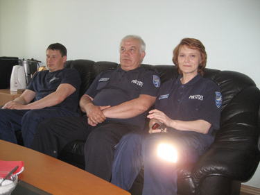 Kolm Võru politseijaoskonnas töötavat piirkonnapolitseinikku, vasakult Rain Klemets, Viktor Pahomov ja Katerina Saaremets.	 Foto: IRJA TÄHISMAA