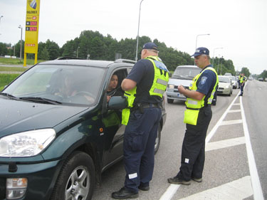 Politseinik ja abipolitseinik esmaspäevasel reidil koos autojuhi joovet mõõtmas. Foto: IRJA TÄHISMAA