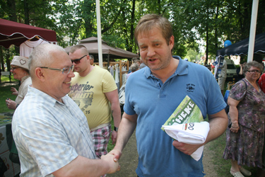 Europarlamendi liige Ivari Padar laadal oma valijaid tervitamas. Foto: INNO TÄHISMAA