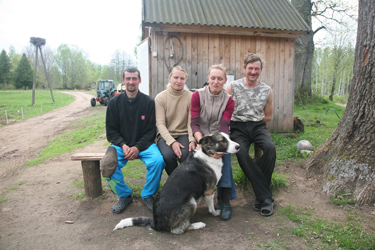 Talupidajad (vasakult) Janis, Iveta, Inese ja Guntis oma talu hoovis koos pere koeraga. Foto: INNO TÄHISMAA