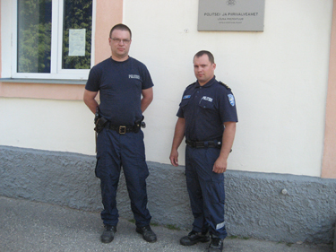 Antsla ülemkonstaablid Priit Ossul (vasakul) ja Ranno Vissel Antsla vallamajas asuva jaoskonna ukse ees. Foto: Võrumaa Teataja
