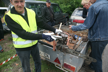 Klubi Vänt juhatuse esimees Raivo Ojaveer näitab laadale toodud mootorratta mootorist ehitatud saagi. Foto: Võrumaa Teataja