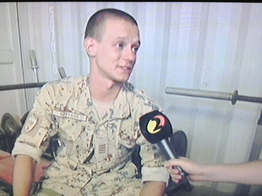 Afganistanis missioonil teeniv Võru noormees, vanemseersant Steven Plado andmas intervjuud telekanali Kanal 2 uudistesaatele.     Repro Kanal 2 „Suvereporteri” saatest