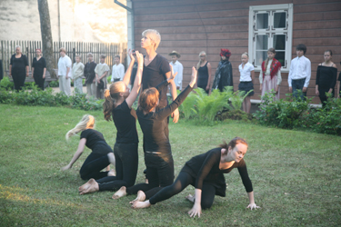 Tallinna toomklubi teatrikool esitab etendust „Mängime Kalevipoega”.  Foto: Võrumaa Teataja