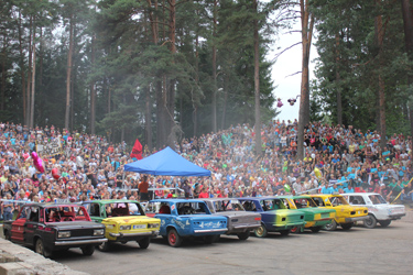 Romuralli algus - võistlejate ja võistlusautode tutvustamine. Foto: BIRGIT PETTAI