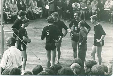 Võru meeskond 1965. aastal toimunud seitsmendal Võru võrkpalliturniiril (vasakult): Kibena, Soome, Pebekov (5), Anderson, Hallop (10), Gutmann ja Mõõk.    Foto: ERAKOGU