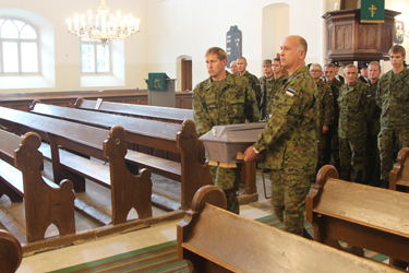 Kaitseliidu liikmed kandsid sargad kirikust välja. Foto: Võrumaa Teataja