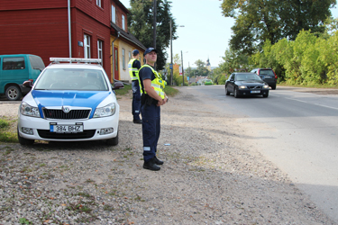 Võru politseiosakonna välijuht Maikl Uibo (esiplaanil) ja patrullpolitseinik Erko Sibul on koha sisse võtnud Tartu tänava ääres. Foto: Võrumaa Teataja