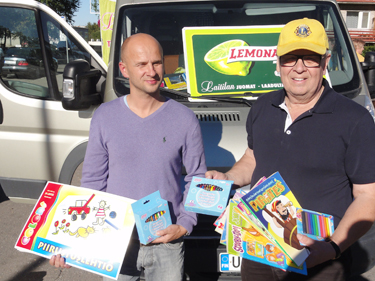 Laitila linna esindaja Kalevi Hietanen (paremal) annab Võru abilinnapeale Tarmo Piirmannile üle Laitila Lions klubi kingitust Võru lastele.   Foto: ERAKOGU