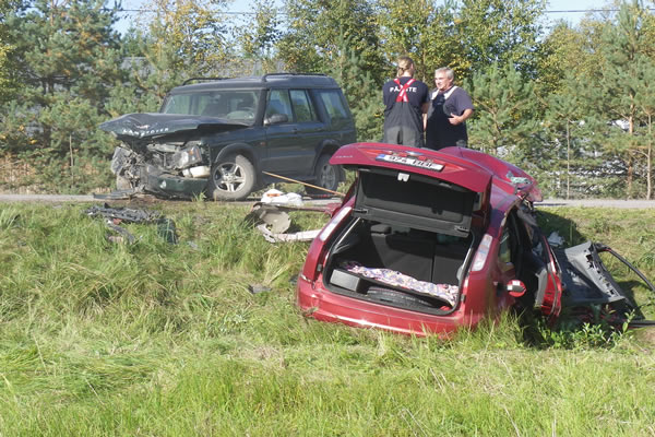 Fotol on näha Luhamaa maanteel avarii teinud punane Ford, mis tuli Tartu poolt ja paiskus pärast Land Rover džiibiga kokkupõrget kraavi. FOTO: Aigar Nagel