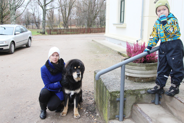 Antsla valla elanik Helena Rätsep koos koer Bobo ja poeg Kristjaniga pühapäeva ennelõunal Antsla kultuurikeskuse ees enne valima minekut. Foto: Võrumaa Teataja 