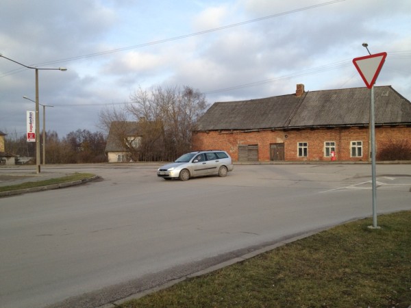 Vabaduse-Vilja ristmik. Taamal on punastest tellistest hoone, millele pärast südaööd otsa sõideti.