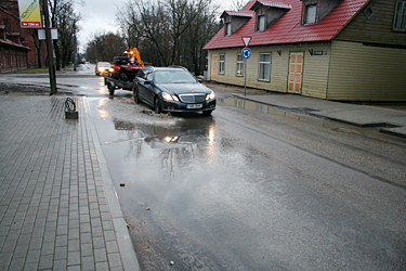 Selle Kreutzwaldi–Paju ristmikul tehtud foto allkirjaks sobiks, et kevad murrab peale. Fakt on aga see, et tegelikult tehti pilt eile ennelõunal, 10. jaanuaril aastal 2014. Eile keskpäeval mõneks ajaks taevas selgines. Teisipäeval, 14. jaanuaril on taliharjapäev. Foto: VÕRUMAA TEATAJA