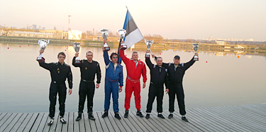 Võidukad Eesti rallisõitjad Moskvas Eesti lipuga, vasakult Oliver Ojaveer, Toomas Repp, Tauri Taevas, Rainer Tuberik, Andrus Markson ja Kaidu Vilu. Foto: ERAKOGU