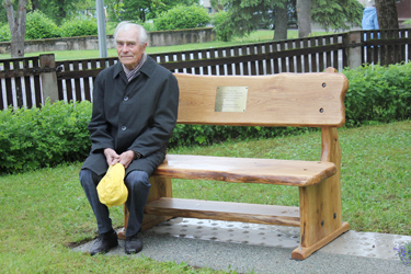 Stepan Müürsepp vastu võtmas Helju Müürsepa auks paigaldatud tooli Vastseliina rahvamaja ees. Foto: BIRGIT PETTAI