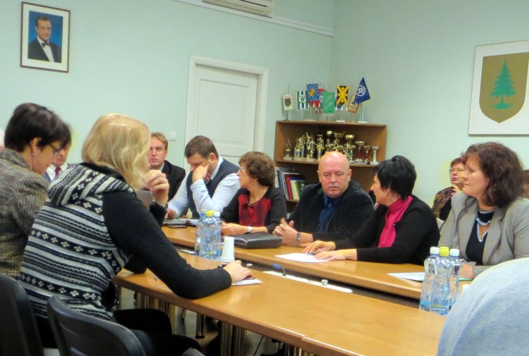 Mati Kitsik (pildil keskel) linnavolikogu istungil pärast valimisi mullu novembris. Foto: AIGAR NAGEL