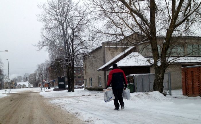 Lembitu tänav. Härrasmehel taarakottidega on  Kesklinna Konsumi taaraautomaadini jäänud mõnikümmend sammu. FOTO: VT